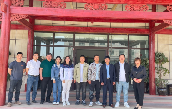 中國(guó)塑協(xié)塑木制品專(zhuān)委會(huì)秘書(shū)長(zhǎng)王玉梅一行到訪新疆東升建樹(shù)新材料科技有限公司、新疆魯班木塑新材料科技有限公司調(diào)研